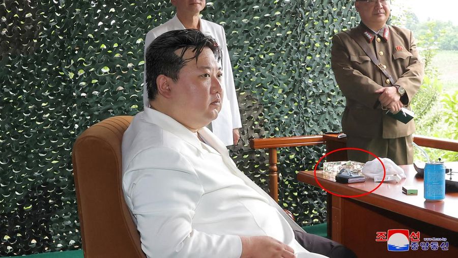 Pemimpin Korea Utara Kim Jong-un terlihat dengan ponsel lipat yang menyerupai Samsung Galaxy Z Flip pada hari Rabu saat melihat saat rudal balistik antarbenua Hwasong-18 diluncurkan. (KCNA via REUTERS)