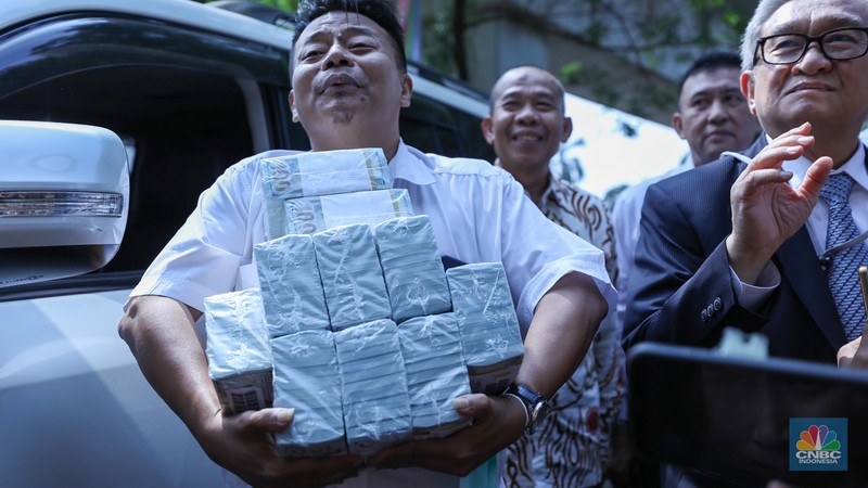 Pengacara Maqdir Ismail saat memenuhi panggilan Kejaksaan Agung (Kejagung) untuk diperiksa di kasus korupsi BTS Kominfo pada Kamis, (13/7/2023). (CNBC Indonesia/Tri Susilo) Pengacara Maqdir Ismail saat memenuhi panggilan Kejaksaan Agung (Kejagung) untuk diperiksa di kasus korupsi BTS Kominfo pada Kamis, (13/7/2023). (CNBC Indonesia/Tri Susilo)