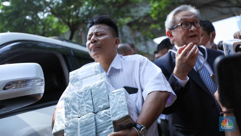 Pengacara Maqdir Ismail saat memenuhi panggilan Kejaksaan Agung (Kejagung) untuk diperiksa di kasus korupsi BTS Kominfo pada Kamis, (13/7/2023). (CNBC Indonesia/Tri Susilo) Pengacara Maqdir Ismail saat memenuhi panggilan Kejaksaan Agung (Kejagung) untuk diperiksa di kasus korupsi BTS Kominfo pada Kamis, (13/7/2023). (CNBC Indonesia/Tri Susilo)