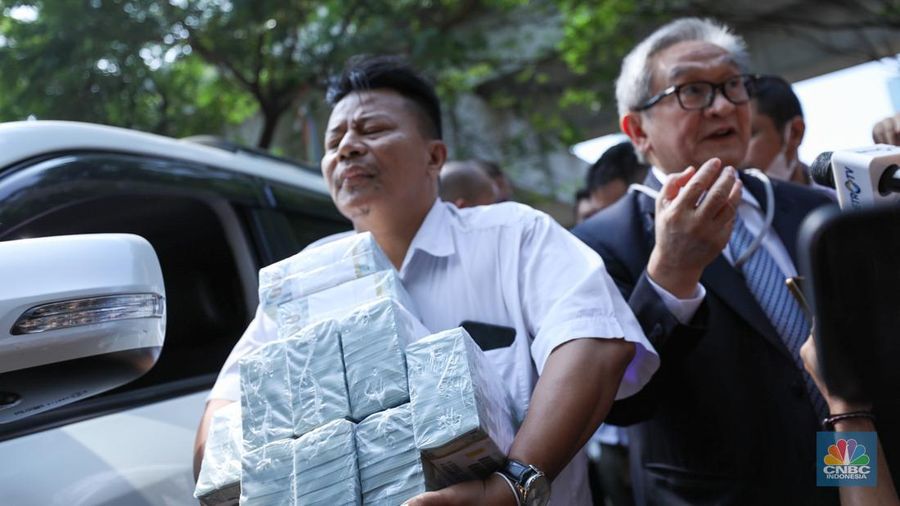 Pengacara Maqdir Ismail saat memenuhi panggilan Kejaksaan Agung (Kejagung) untuk diperiksa di kasus korupsi BTS Kominfo pada Kamis, (13/7/2023). (CNBC Indonesia/Tri Susilo)