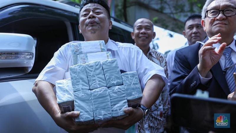 Pengacara Maqdir Ismail saat memenuhi panggilan Kejaksaan Agung (Kejagung) untuk diperiksa di kasus korupsi BTS Kominfo pada Kamis, (13/7/2023). (CNBC Indonesia/Tri Susilo)
