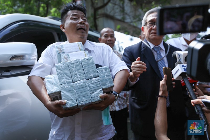 Pengacara Maqdir Ismail saat memenuhi panggilan Kejaksaan Agung (Kejagung) untuk diperiksa di kasus korupsi BTS Kominfo pada Kamis, (13/7/2023). (CNBC Indonesia/Tri Susilo) Pengacara Maqdir Ismail saat memenuhi panggilan Kejaksaan Agung (Kejagung) untuk diperiksa di kasus korupsi BTS Kominfo pada Kamis, (13/7/2023). (CNBC Indonesia/Tri Susilo)
