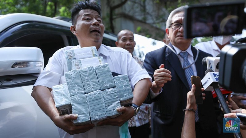 Pengacara Maqdir Ismail saat memenuhi panggilan Kejaksaan Agung (Kejagung) untuk diperiksa di kasus korupsi BTS Kominfo pada Kamis, (13/7/2023). (CNBC Indonesia/Tri Susilo)