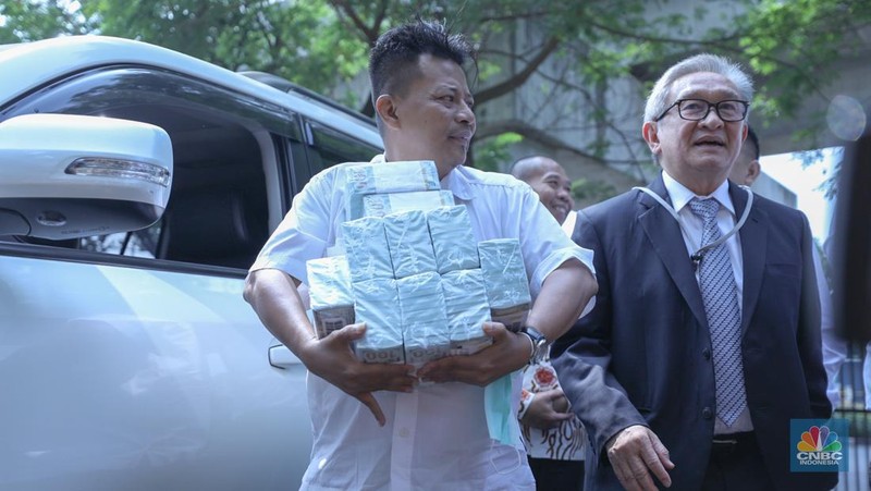 Pengacara Maqdir Ismail saat memenuhi panggilan Kejaksaan Agung (Kejagung) untuk diperiksa di kasus korupsi BTS Kominfo pada Kamis, (13/7/2023). (CNBC Indonesia/Tri Susilo)