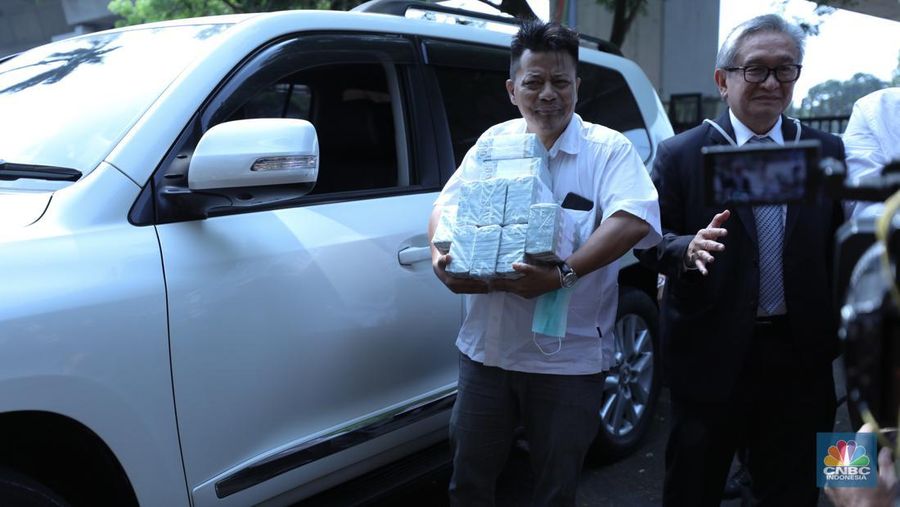 Pengacara Maqdir Ismail saat memenuhi panggilan Kejaksaan Agung (Kejagung) untuk diperiksa di kasus korupsi BTS Kominfo pada Kamis, (13/7/2023). (CNBC Indonesia/Tri Susilo)