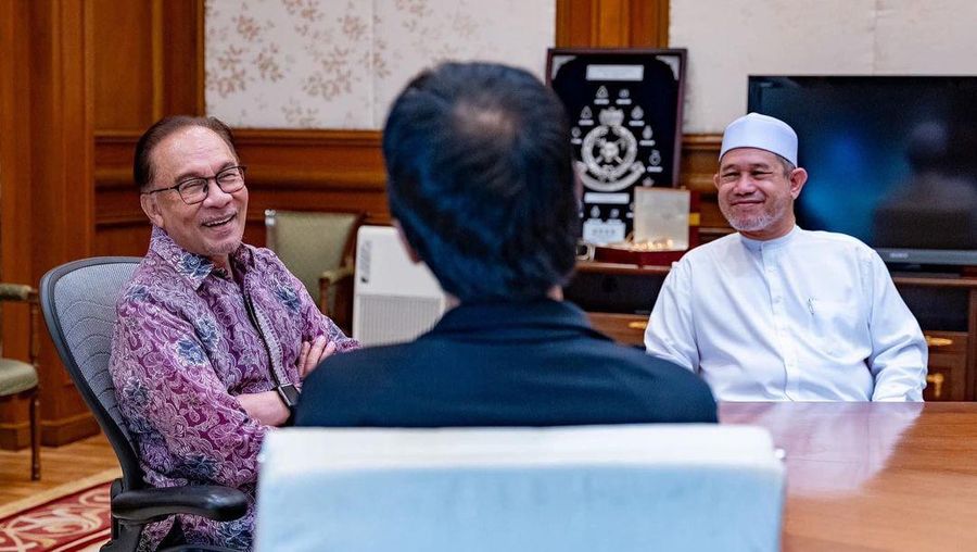 Perdana Menteri Malaysia Anwar Ibrahim menerima kunjungan Ustaz Abdul Somad Batubara, pendakwah yang berasal dari Sumatera Utara, Republik Indonesia yang juga dalam rangka siri ceramah di Malaysia minggu ini. (Instagram @anwaribrahim_my)