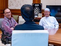 Heboh PM Malaysia Anwar Ibrahim Peluk Ulama RI, Siapa?