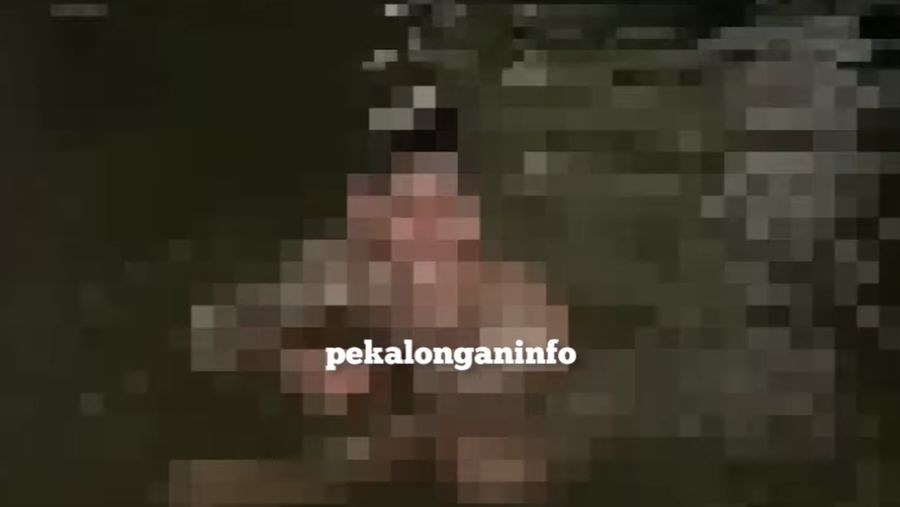 Pria telanjang renang di kolam air mancur Alun-alun Kabupaten Pekalongan. (Tangkapan Layar Instagram @pekalonganinfo)