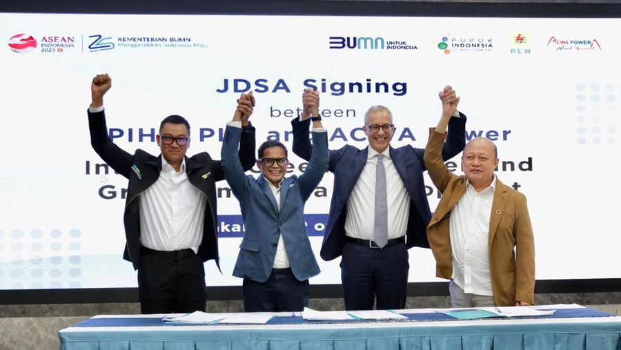 PT PLN (Persero), ACWA Power dan PT Pupuk Indonesia (Persero) berkolaborasi untuk pengembangan bisnis hidrogen. Ketiga perusahaan menyusun Joint Development Study Agreement (JDSA) untuk pengembangan green hydrogen sebagai bahan baku amonia di Gresik, Jawa Timur. (Dok. PLN(