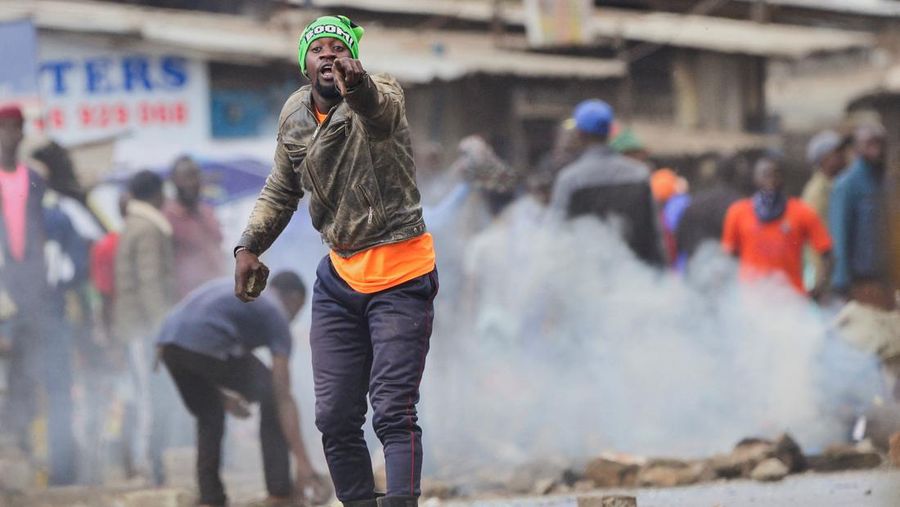 Ricuh saat demo menolak UU Keuangan di Kenya, Rabu (12/7/2023). (REUTERS/Thomas Mukoya)