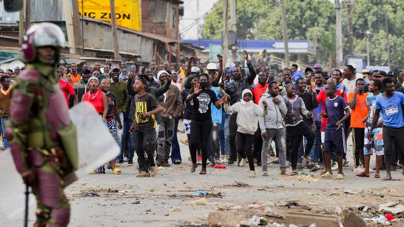 Ricuh saat demo menolak UU Keuangan di Kenya, Rabu (12/7/2023). (REUTERS/Thomas Mukoya)