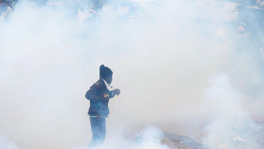 Ricuh saat demo menolak UU Keuangan di Kenya, Rabu (12/7/2023). (REUTERS/Thomas Mukoya)