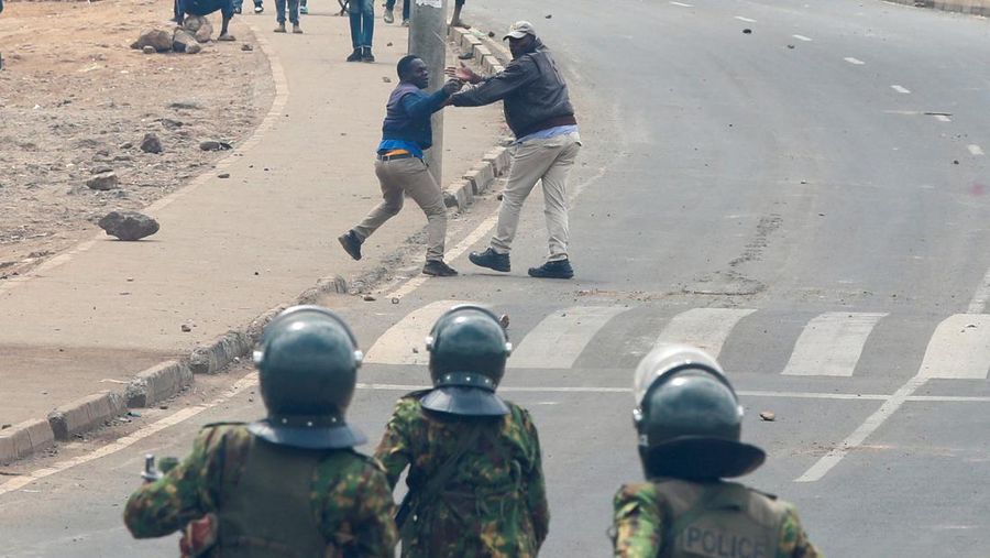 Ricuh saat demo menolak UU Keuangan di Kenya, Rabu (12/7/2023). (REUTERS/Thomas Mukoya)