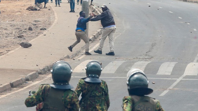 Ricuh saat demo menolak UU Keuangan di Kenya, Rabu (12/7/2023). (REUTERS/Thomas Mukoya)