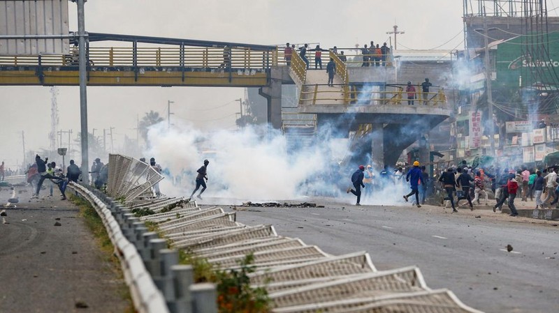 Ricuh saat demo menolak UU Keuangan di Kenya, Rabu (12/7/2023). (REUTERS/Thomas Mukoya)