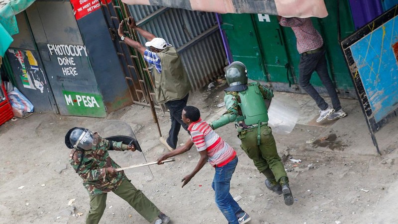 Ricuh saat demo menolak UU Keuangan di Kenya, Rabu (12/7/2023). (REUTERS/Thomas Mukoya)