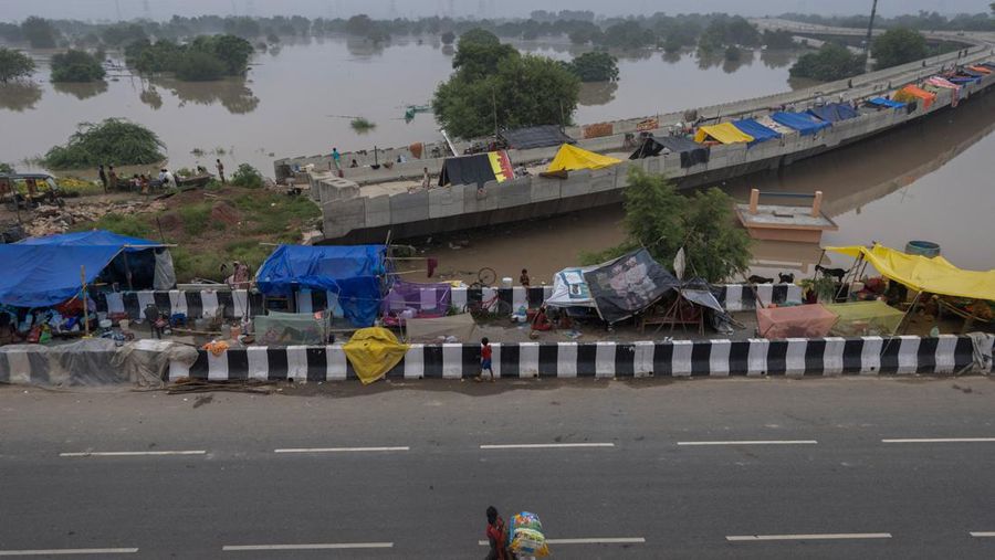 Anggota Pasukan Tanggap Bencana Nasional (NDRF) mengevakuasi penduduk yang terdampar dari lokasi banjir, setelah kenaikan permukaan air sungai Yamuna, di New Delhi, India, 13 Juli 2023. (REUTERS/Adnan Abidi)