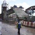 Ngeri! Proyek Jalan Tol Layang Ambruk di Jam Sibuk, 2 Tewas