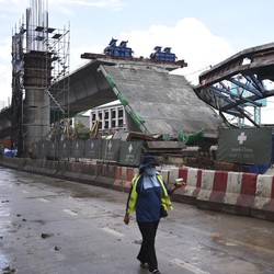 Ngeri! Proyek Jalan Tol Layang Ambruk di Jam Sibuk, 2 Tewas