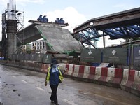 Ngeri! Proyek Jalan Tol Layang Ambruk di Jam Sibuk, 2 Tewas
