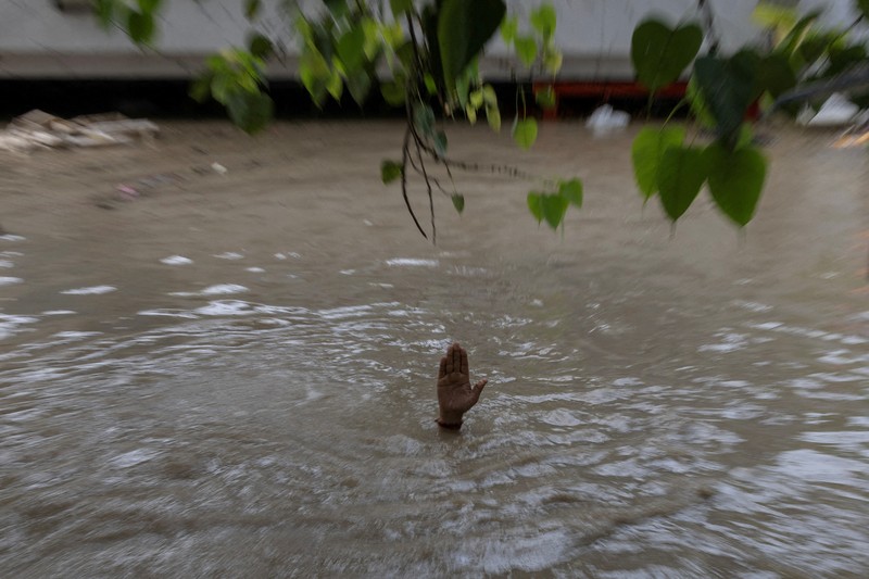 Anggota Pasukan Tanggap Bencana Nasional (NDRF) mengevakuasi penduduk yang terdampar dari lokasi banjir, setelah kenaikan permukaan air sungai Yamuna, di New Delhi, India, 13 Juli 2023. (REUTERS/Adnan Abidi)