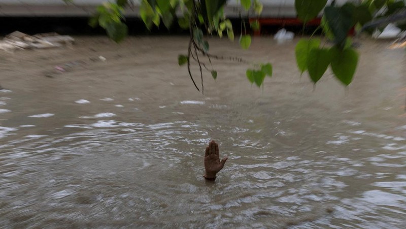 Anggota Pasukan Tanggap Bencana Nasional (NDRF) mengevakuasi penduduk yang terdampar dari lokasi banjir, setelah kenaikan permukaan air sungai Yamuna, di New Delhi, India, 13 Juli 2023. (REUTERS/Adnan Abidi)