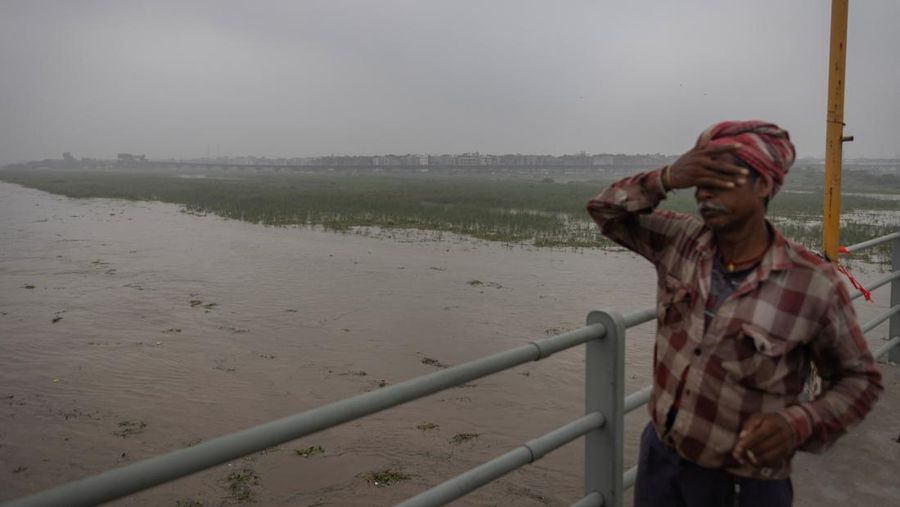 Anggota Pasukan Tanggap Bencana Nasional (NDRF) mengevakuasi penduduk yang terdampar dari lokasi banjir, setelah kenaikan permukaan air sungai Yamuna, di New Delhi, India, 13 Juli 2023. (REUTERS/Adnan Abidi)