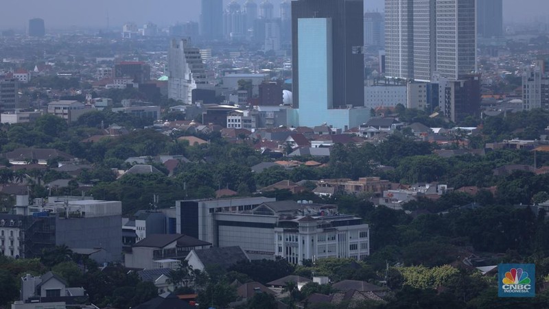 Warga beraktifitas di kawasan permukiman padat penduduk di Jakarta Barat, Rabu (12/7/2023). (CNBC Indonesia/Tri Susilo)