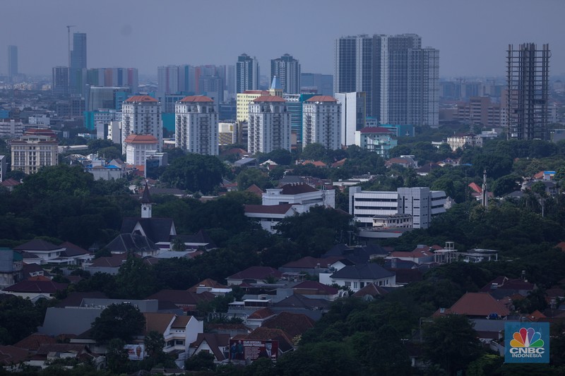 Warga beraktifitas di kawasan permukiman padat penduduk di Jakarta Barat, Rabu (12/7/2023). (CNBC Indonesia/Tri Susilo) Warga beraktifitas di kawasan permukiman padat penduduk di Jakarta Barat, Rabu (12/7/2023). (CNBC Indonesia/Tri Susilo)