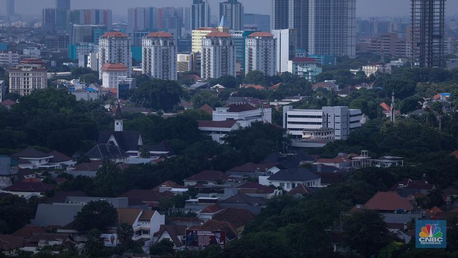 Warga beraktifitas di kawasan permukiman padat penduduk di Jakarta Barat, Rabu (12/7/2023). (CNBC Indonesia/Tri Susilo)