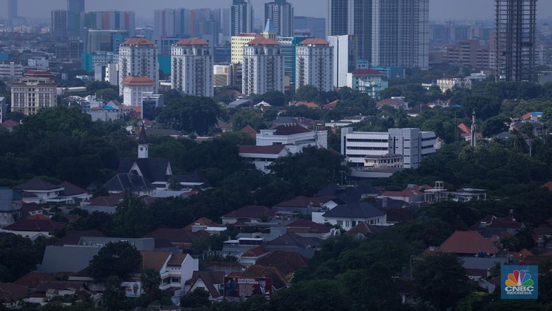 Warga beraktifitas di kawasan permukiman padat penduduk di Jakarta Barat, Rabu (12/7/2023). (CNBC Indonesia/Tri Susilo)