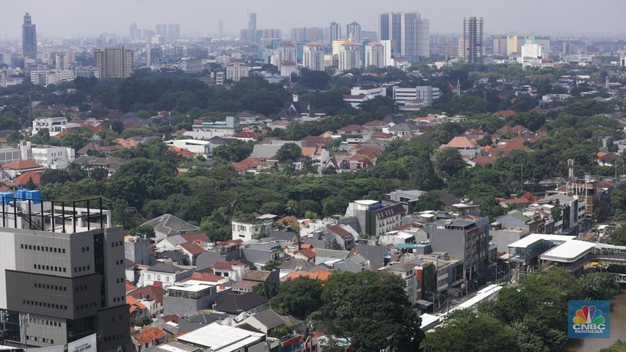 Warga beraktifitas di kawasan permukiman padat penduduk di Jakarta Barat, Rabu (12/7/2023). (CNBC Indonesia/Tri Susilo)