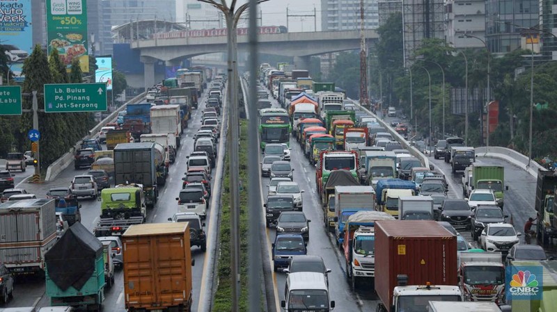 Warga beraktifitas di kawasan permukiman padat penduduk di Jakarta Barat, Rabu (12/7/2023). (CNBC Indonesia/Tri Susilo)