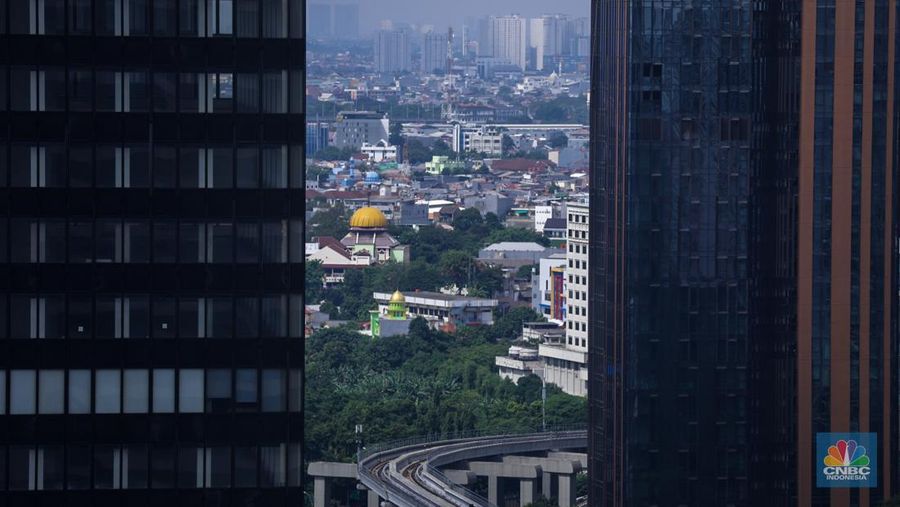 Warga beraktifitas di kawasan permukiman padat penduduk di Jakarta Barat, Rabu (12/7/2023). (CNBC Indonesia/Tri Susilo)