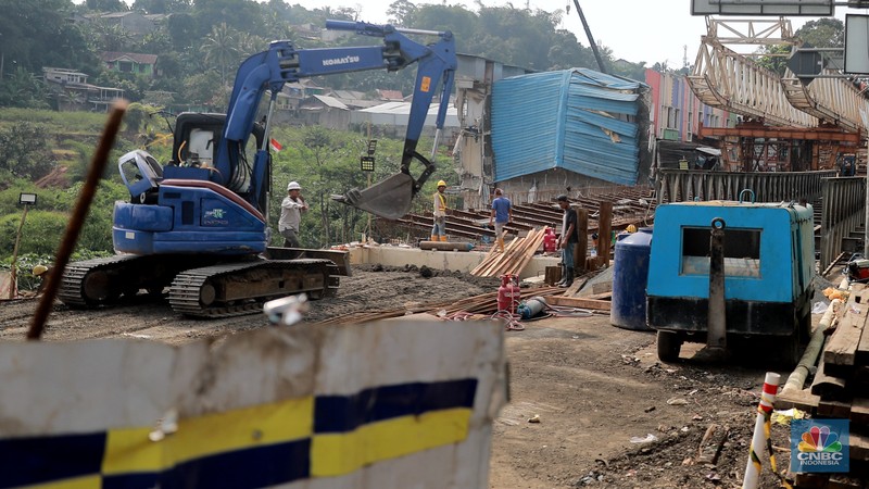 Suasana proyek renovasi pembangunan Jembatan permanen Cikereteg usai dilanda longsor sisi Sukabumi-Bogor, Jawa Barat, Kamis, (13/7). Suasana proyek renovasi pembangunan Jembatan permanen Cikereteg usai dilanda longsor sisi Sukabumi-Bogor, Jawa Barat, Kamis, (13/7). (CNBC Indonesia/Muhammad Sabki)