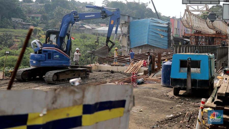 Suasana proyek renovasi pembangunan Jembatan permanen Cikereteg usai dilanda longsor sisi Sukabumi-Bogor, Jawa Barat, Kamis, (13/7). (CNBC Indonesia/Muhammad Sabki)