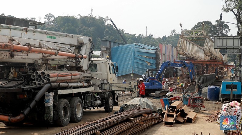 Suasana proyek renovasi pembangunan Jembatan permanen Cikereteg usai dilanda longsor sisi Sukabumi-Bogor, Jawa Barat, Kamis, (13/7). (CNBC Indonesia/Muhammad Sabki)