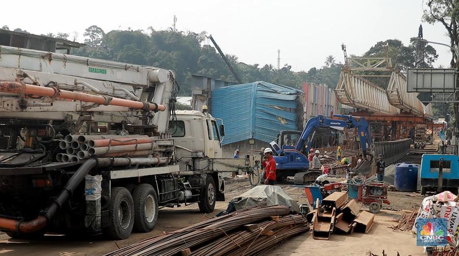 Suasana proyek renovasi pembangunan Jembatan permanen Cikereteg usai dilanda longsor sisi Sukabumi-Bogor, Jawa Barat, Kamis, (13/7). (CNBC Indonesia/Muhammad Sabki)