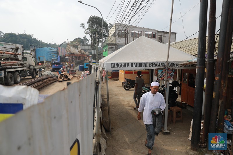 Suasana proyek renovasi pembangunan Jembatan permanen Cikereteg usai dilanda longsor sisi Sukabumi-Bogor, Jawa Barat, Kamis, (13/7). Suasana proyek renovasi pembangunan Jembatan permanen Cikereteg usai dilanda longsor sisi Sukabumi-Bogor, Jawa Barat, Kamis, (13/7). (CNBC Indonesia/Muhammad Sabki)