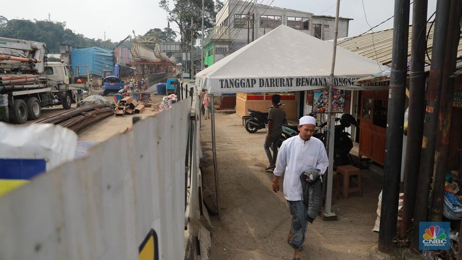 Suasana proyek renovasi pembangunan Jembatan permanen Cikereteg usai dilanda longsor sisi Sukabumi-Bogor, Jawa Barat, Kamis, (13/7). (CNBC Indonesia/Muhammad Sabki)