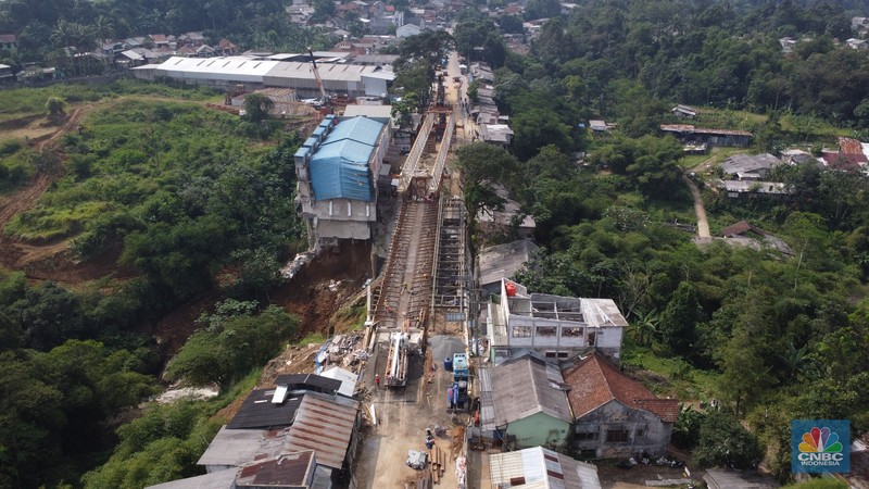Suasana proyek renovasi pembangunan Jembatan permanen Cikereteg usai dilanda longsor sisi Sukabumi-Bogor, Jawa Barat, Kamis, (13/7). (CNBC Indonesia/Muhammad Sabki)