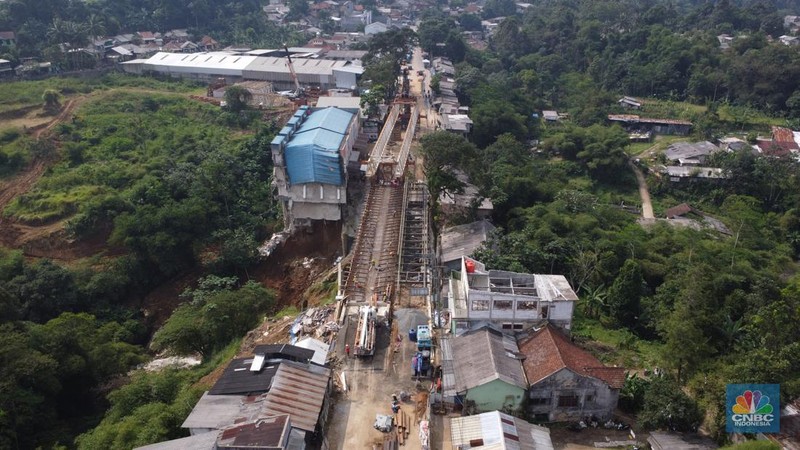 Suasana proyek renovasi pembangunan Jembatan permanen Cikereteg usai dilanda longsor sisi Sukabumi-Bogor, Jawa Barat, Kamis, (13/7). (CNBC Indonesia/Muhammad Sabki)