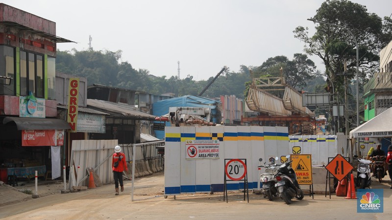 Suasana proyek renovasi pembangunan Jembatan permanen Cikereteg usai dilanda longsor sisi Sukabumi-Bogor, Jawa Barat, Kamis, (13/7). (CNBC Indonesia/Muhammad Sabki)