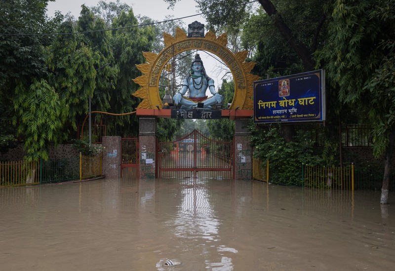 Anggota Pasukan Tanggap Bencana Nasional (NDRF) mengevakuasi penduduk yang terdampar dari lokasi banjir, setelah kenaikan permukaan air sungai Yamuna, di New Delhi, India, 13 Juli 2023. (REUTERS/Adnan Abidi)