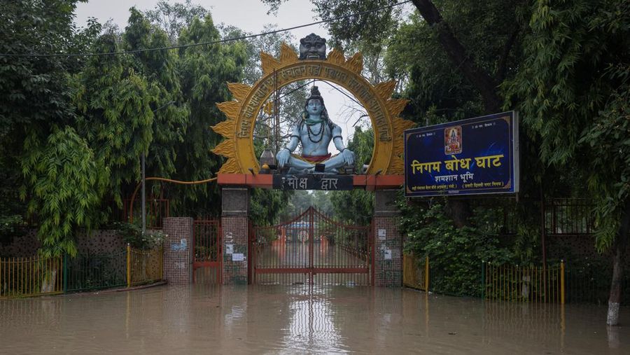 Anggota Pasukan Tanggap Bencana Nasional (NDRF) mengevakuasi penduduk yang terdampar dari lokasi banjir, setelah kenaikan permukaan air sungai Yamuna, di New Delhi, India, 13 Juli 2023. (REUTERS/Adnan Abidi)