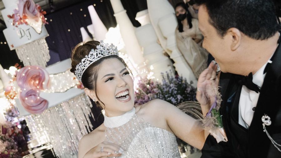 Tina Toon mengumumkan bahwa ia telah menikah dengan seorang pria bernama Daniel. Pernikahan Tina Toon dan Daniel telah digelar pada Juni lalu. (Tangkapan Layar Instagram @tinatoon101)