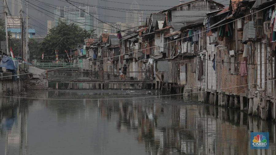 Warga beraktifitas di kawasan permukiman padat penduduk di Jakarta Barat, Rabu (12/7/2023). (CNBC Indonesia/Tri Susilo)