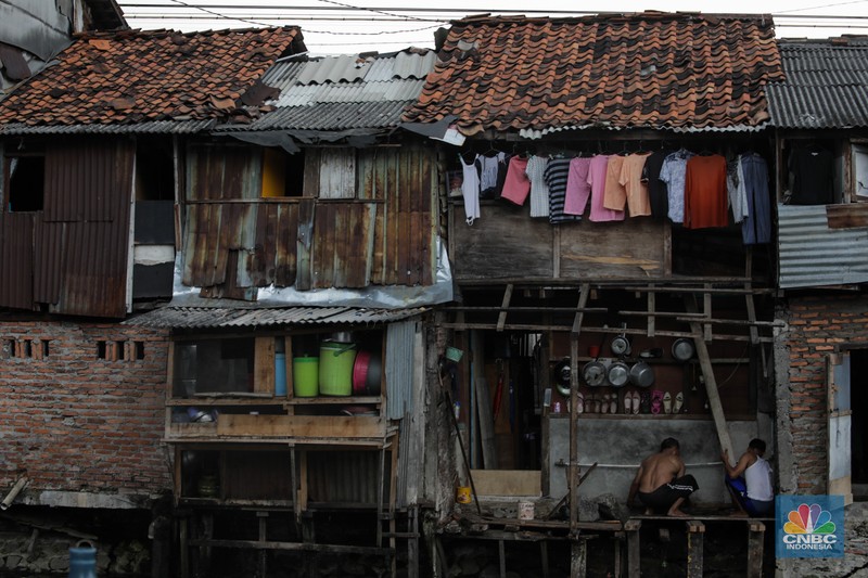 Warga beraktifitas di kawasan permukiman padat penduduk di Jakarta Barat, Rabu (12/7/2023). (CNBC Indonesia/Tri Susilo) Warga beraktifitas di kawasan permukiman padat penduduk di Jakarta Barat, Rabu (12/7/2023). (CNBC Indonesia/Tri Susilo)