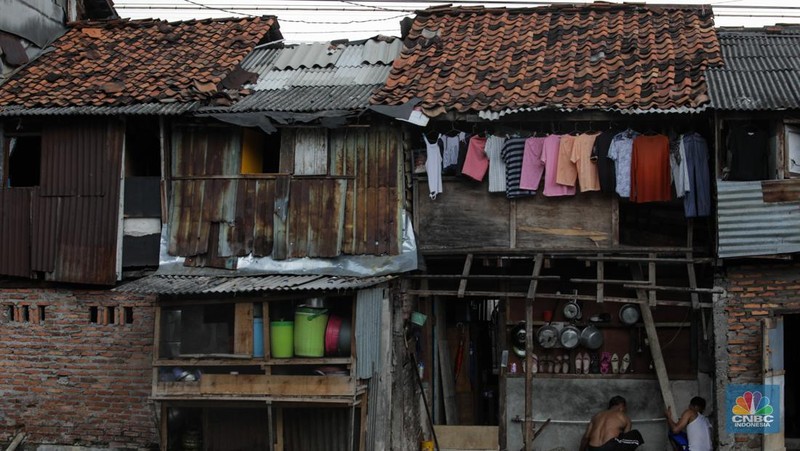 Warga beraktifitas di kawasan permukiman padat penduduk di Jakarta Barat, Rabu (12/7/2023). (CNBC Indonesia/Tri Susilo)