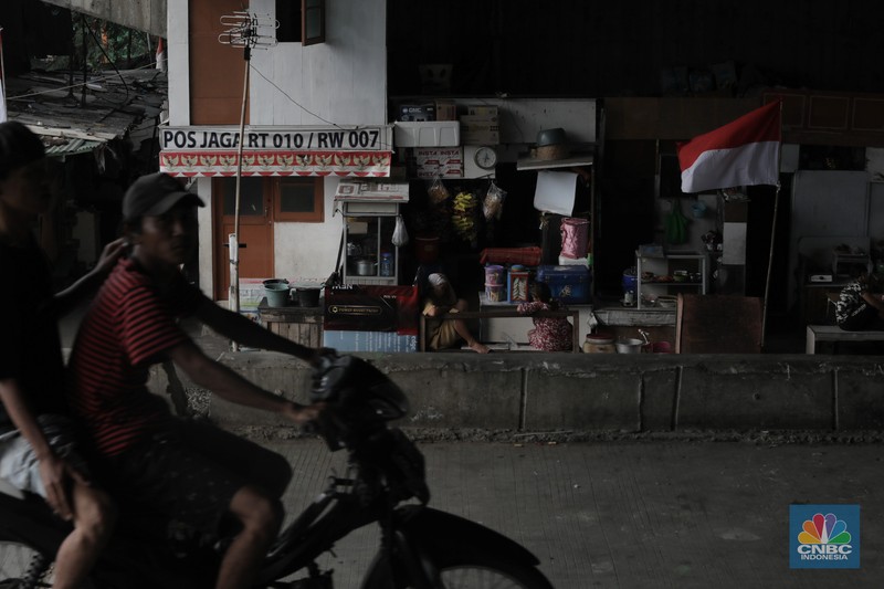 Warga beraktifitas di kawasan permukiman padat penduduk di Jakarta Barat, Rabu (12/7/2023). (CNBC Indonesia/Tri Susilo) Warga beraktifitas di kawasan permukiman padat penduduk di Jakarta Barat, Rabu (12/7/2023). (CNBC Indonesia/Tri Susilo)